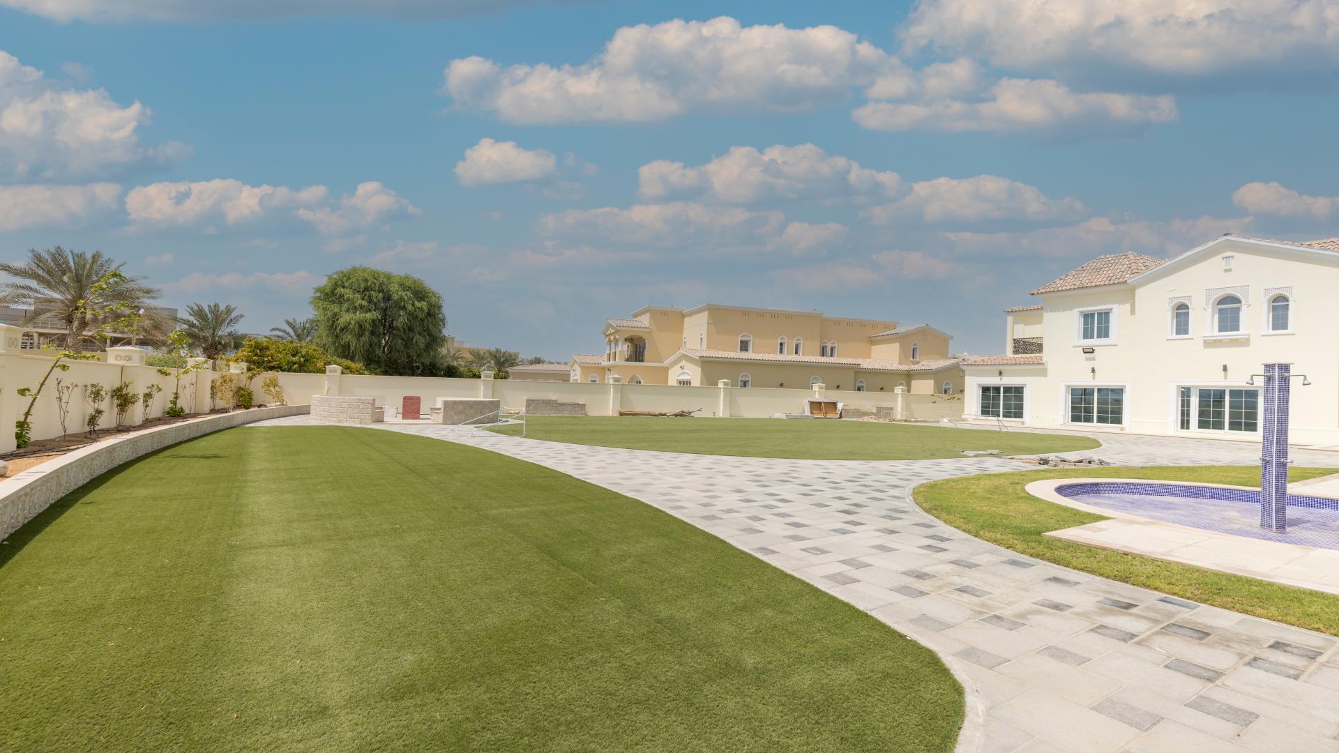 Luxurious 8-bed villa in Arabian Ranches, featuring pool and spacious outdoor area for rent