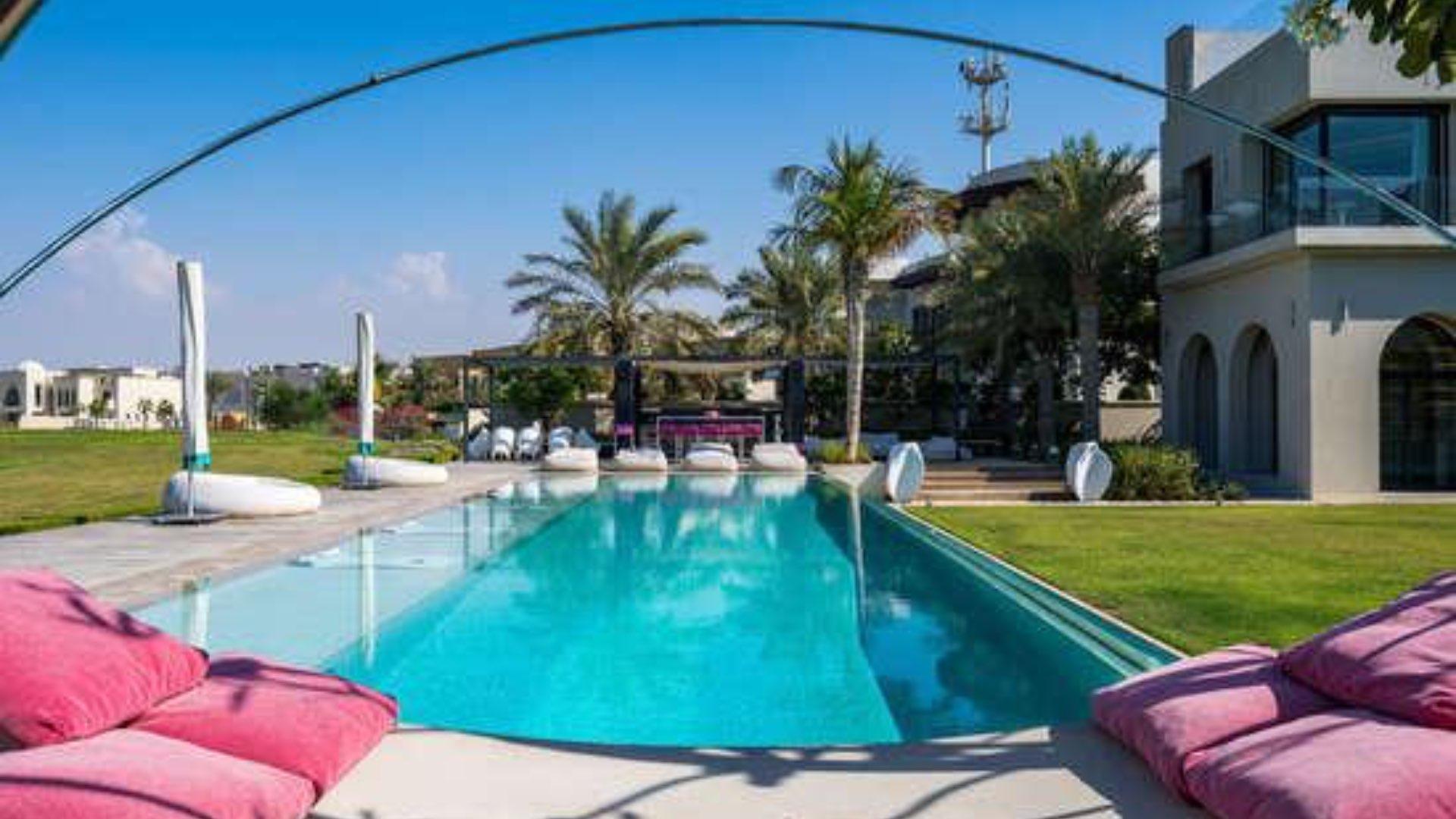 Exquisite 8-bedroom villa with pool and garden in Emirates Hills, Sector J