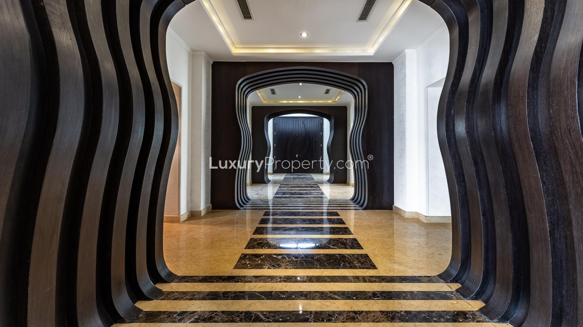 Luxurious 8-bedroom villa for sale in Palm Jumeirah, Dubai with spacious driveway