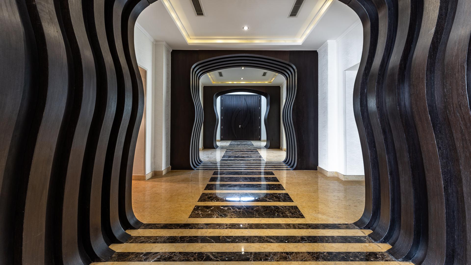 Luxurious 8-bedroom villa for sale in Palm Jumeirah, Dubai with spacious driveway