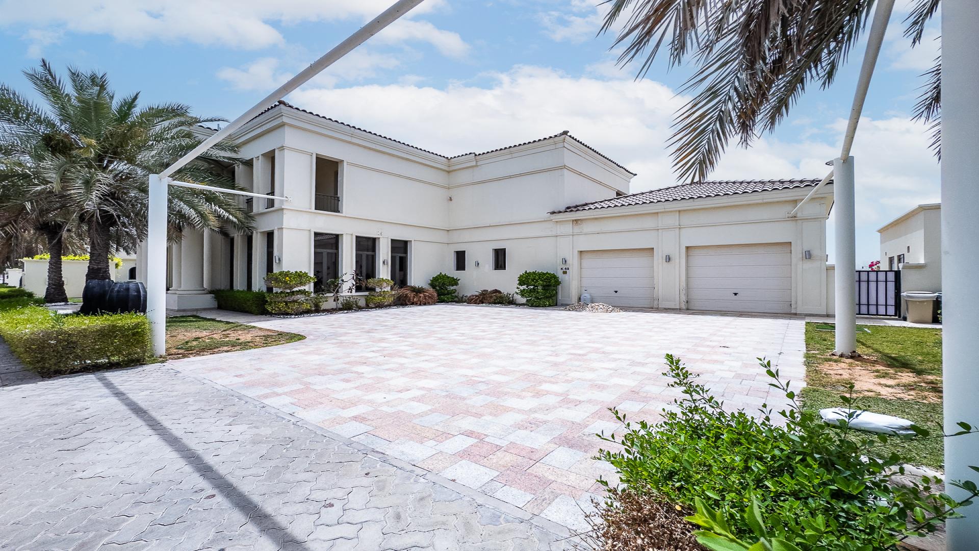 Elegant villa entrance with palm trees, The Palm Jumeirah, Dubai, for sale
