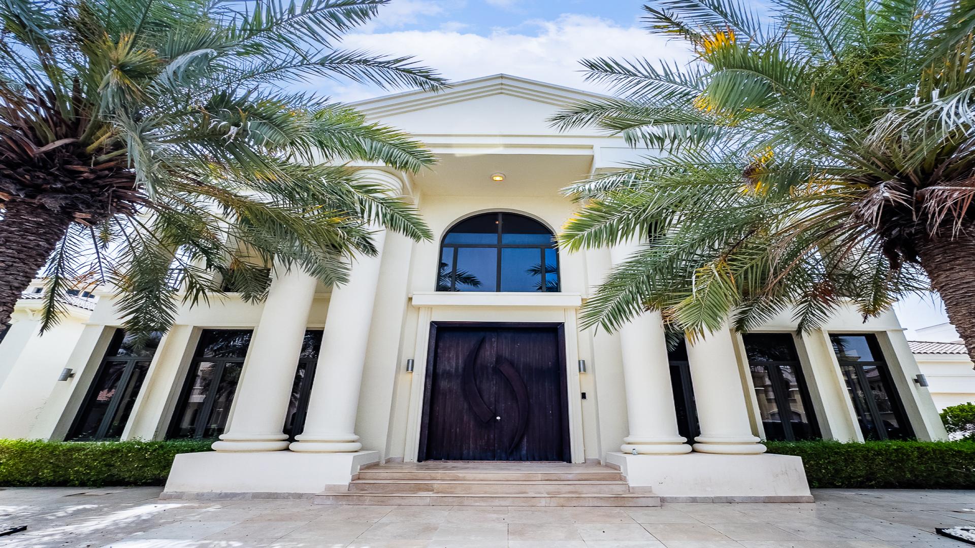 Luxurious villa with pool for sale in Palm Jumeirah, Dubai, offering beachfront views