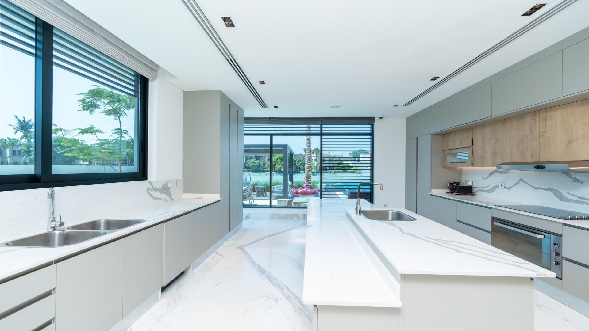 Luxurious living room in 8-bedroom villa, Palm Jumeirah Signature Villas, marble floors, modern design