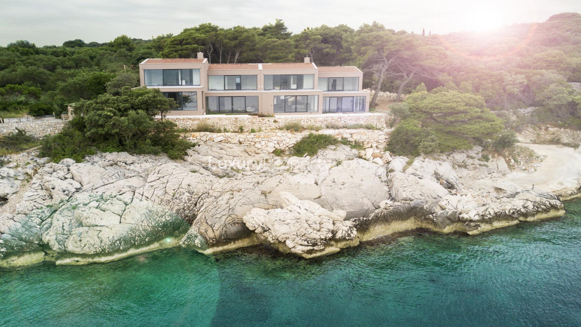 "Stunning waterfront villa on Kolocep Island, Dubrovnik with breathtaking sea views.",Waterfront villa on Kolocep Island, Dubrovnik with stunning sea views and lush surroundings
