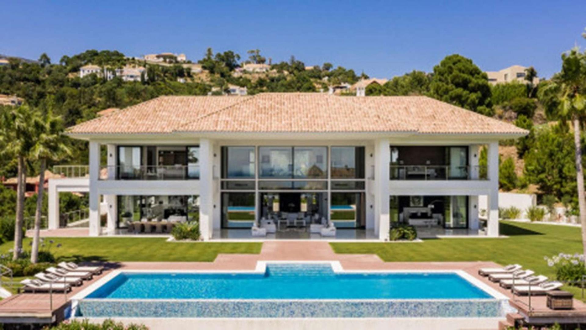 Contemporary 8-bedroom villa with pool and sea view in La Zagaleta, Marbella