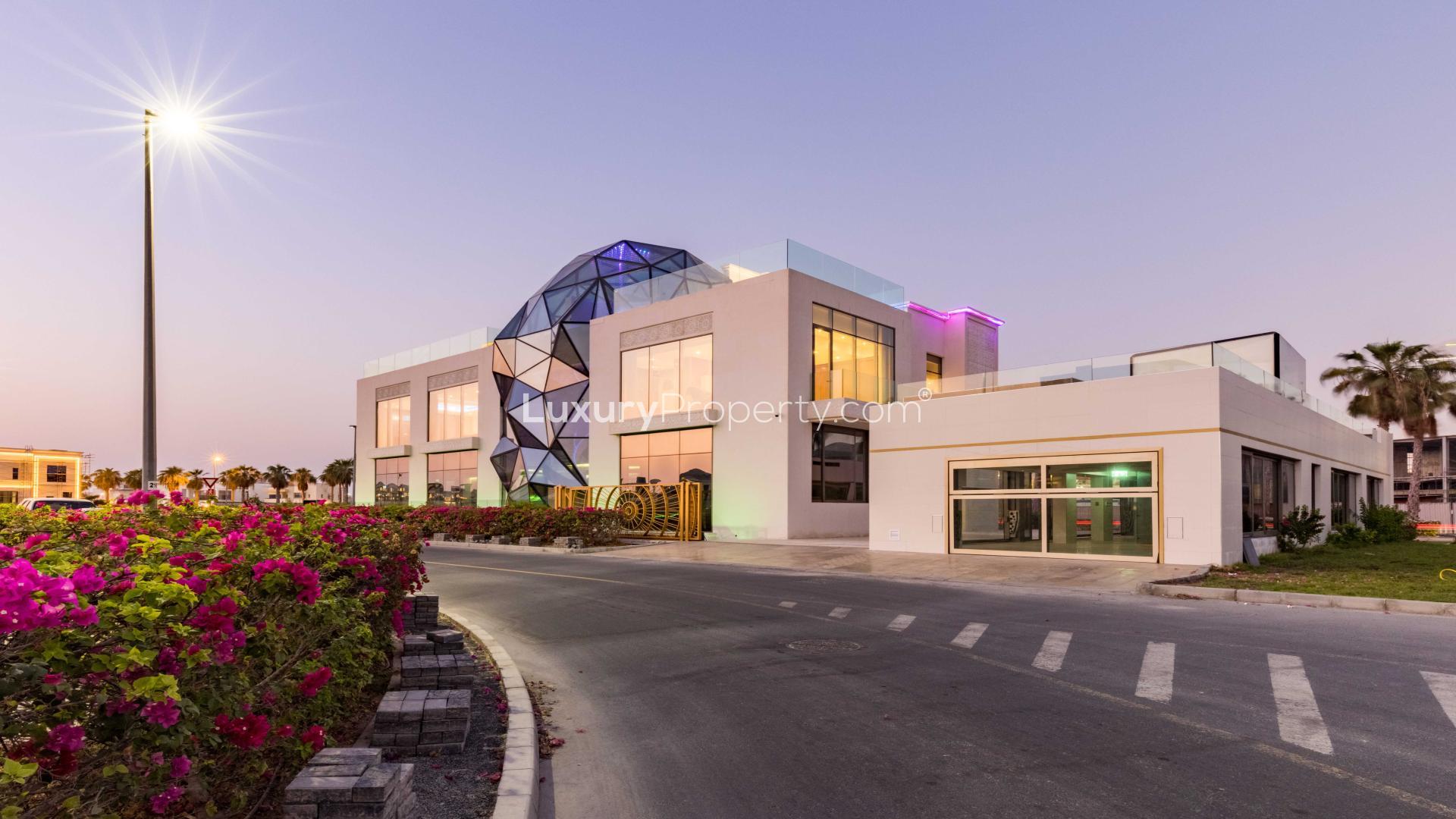 Luxurious Pearl Jumeirah villa exterior with modern design, available for sale