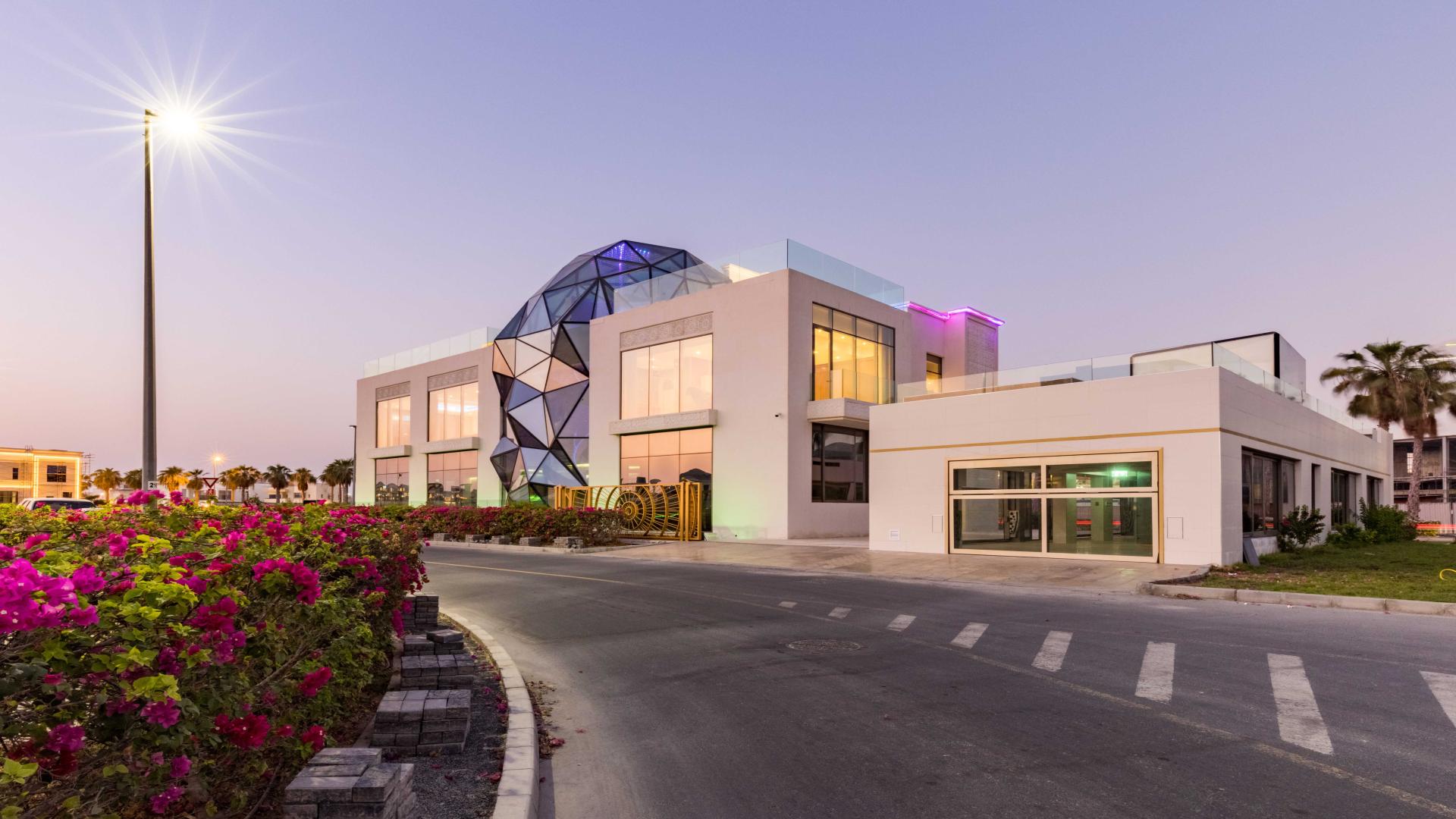 Luxurious Pearl Jumeirah villa exterior with modern design, available for sale