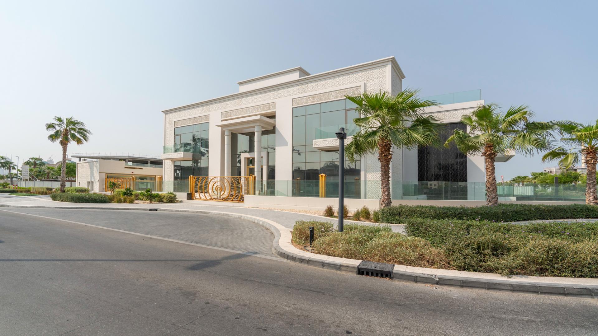 Luxurious Pearl Jumeirah villa with modern architecture and palm-lined street view