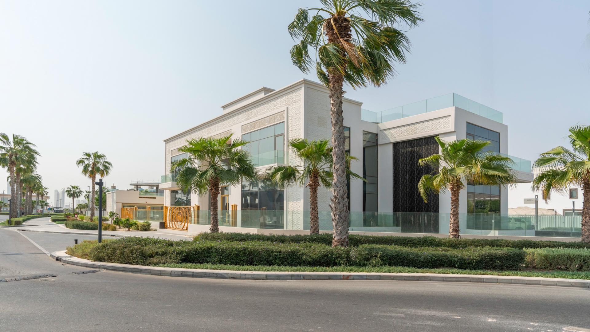 Luxurious Pearl Jumeirah villa exterior with modern architecture and grand entrance, LP43952