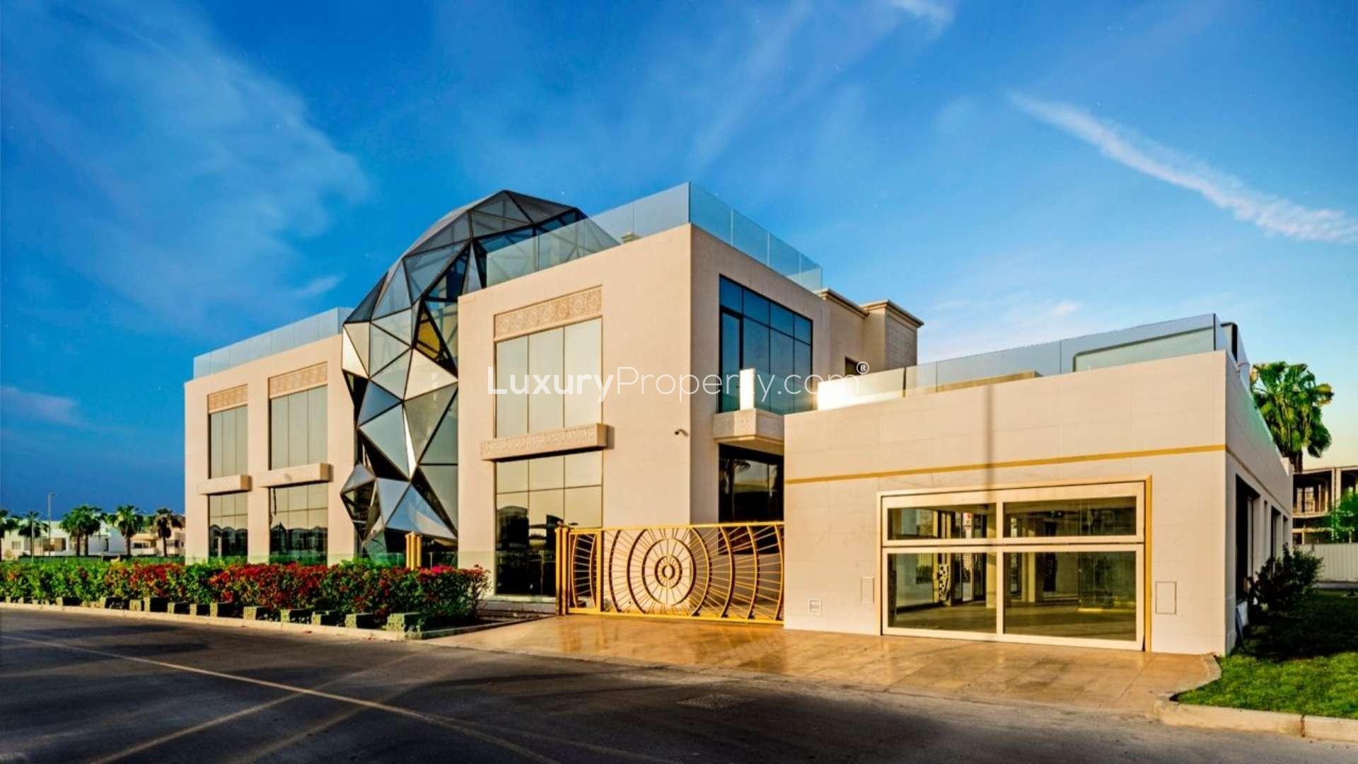 Buy Luxurious 8-Bed Villa for Sale in Pearl Jumeirah Villas