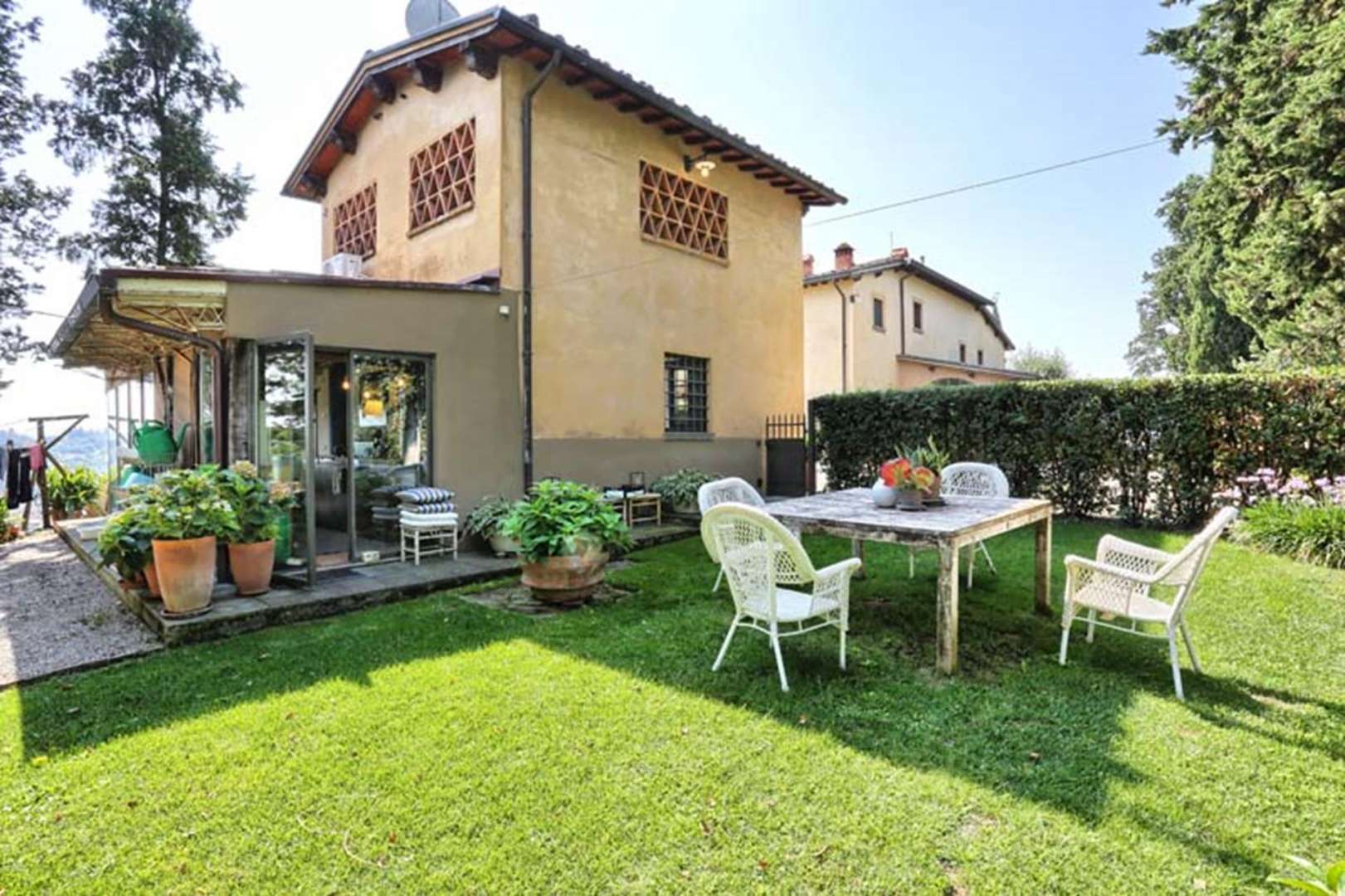 Gated entrance to charming Tuscan villa in Villa Donna Elena, Arezzo for sale