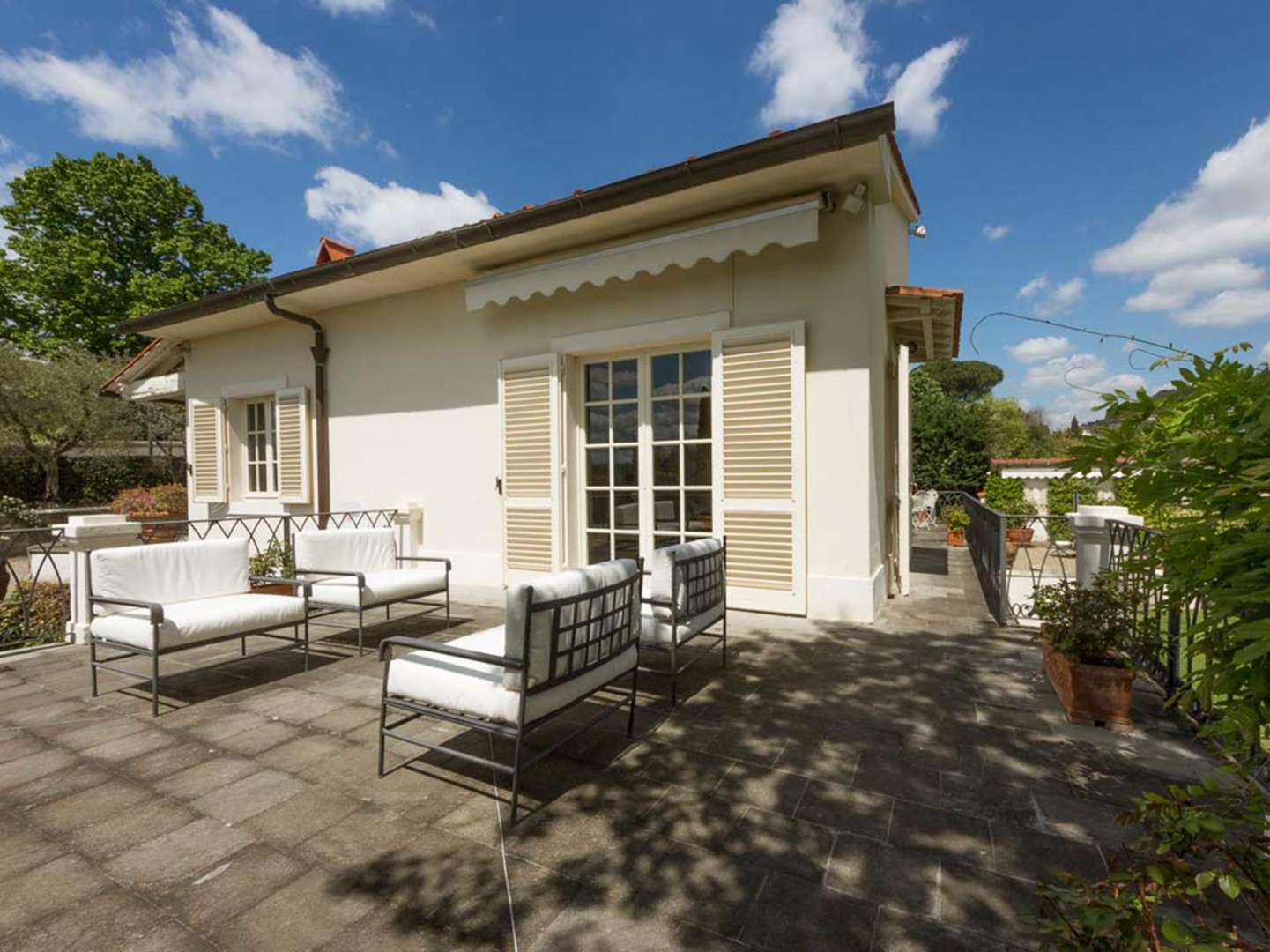 Magnificent eight-bed villa with lush garden in Villa Fiorenzia, Florence, for sale