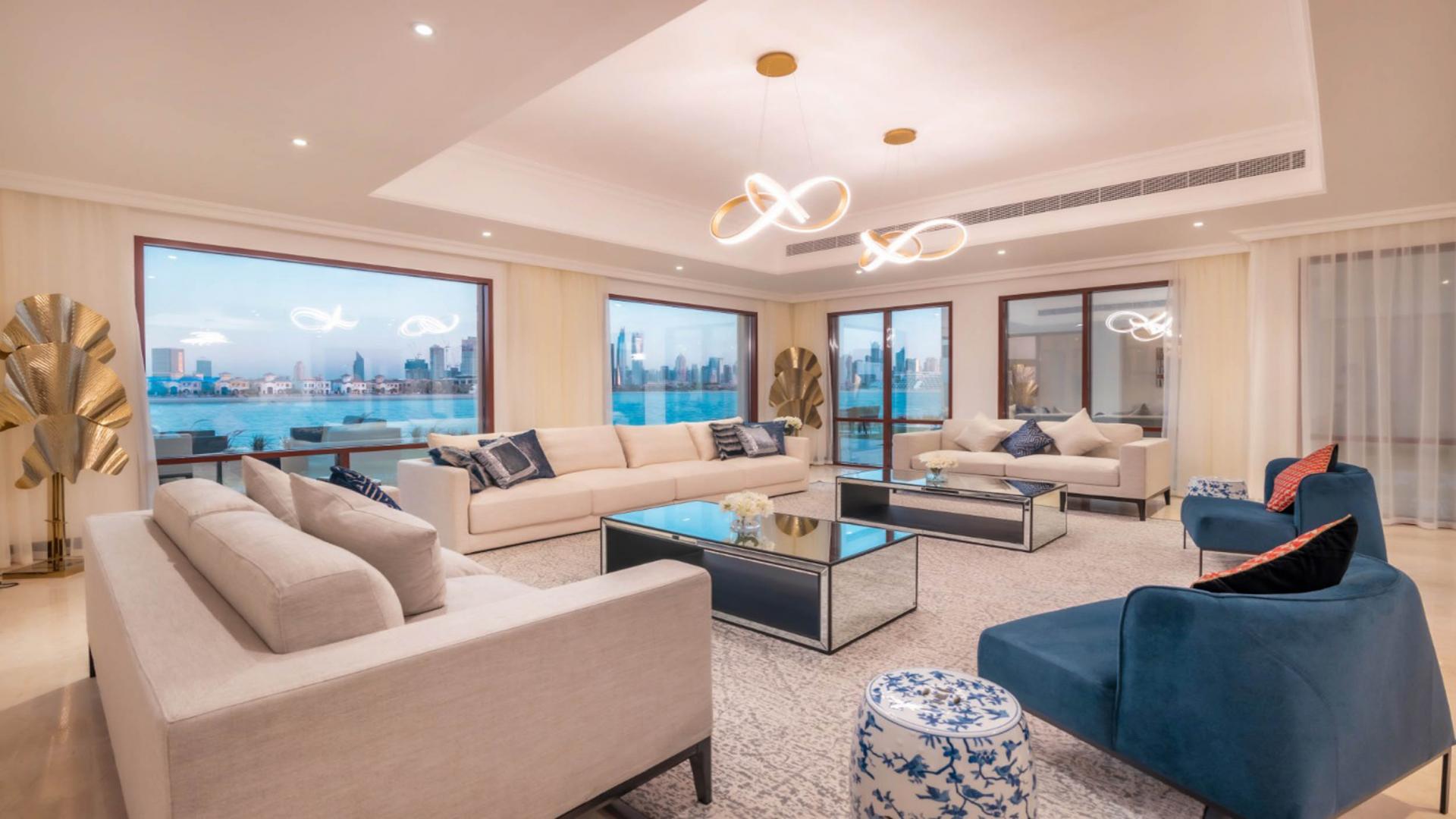 Luxury 8-bedroom villa exterior on Palm Jumeirah with city skyline view