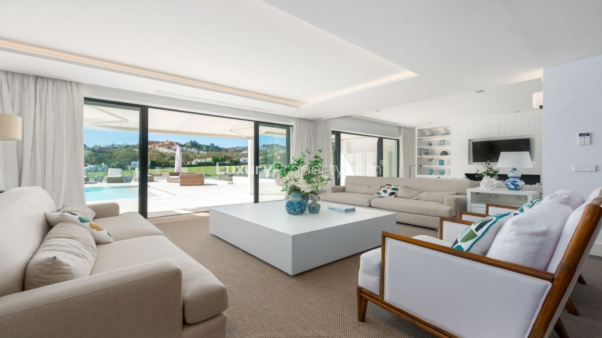 Bright, spacious kitchen and dining area in luxury villa, Nueva Andalucía, Málaga for sale