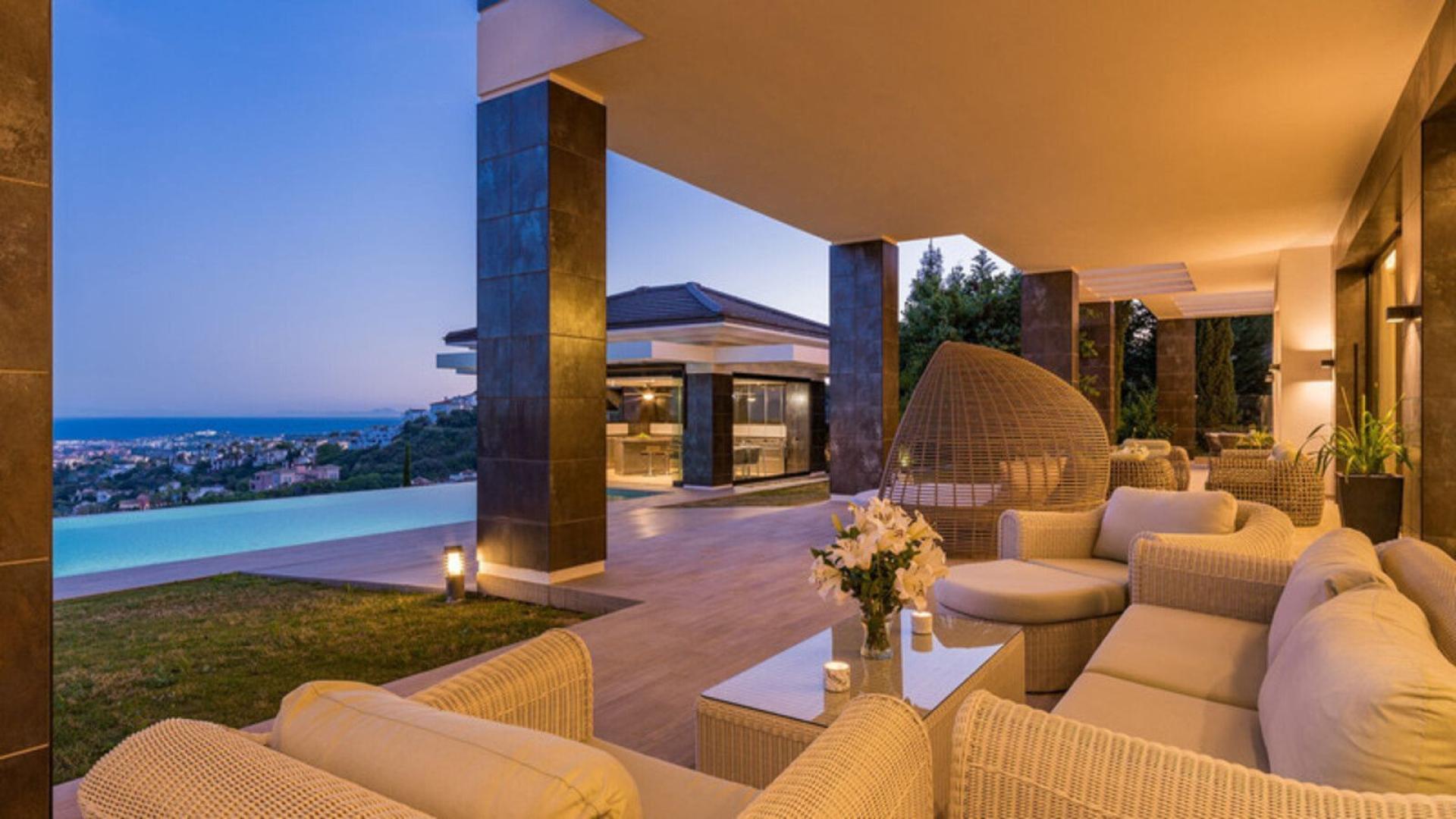 Luxury villa in Benahavís with infinity pool and stunning Costa del Sol views