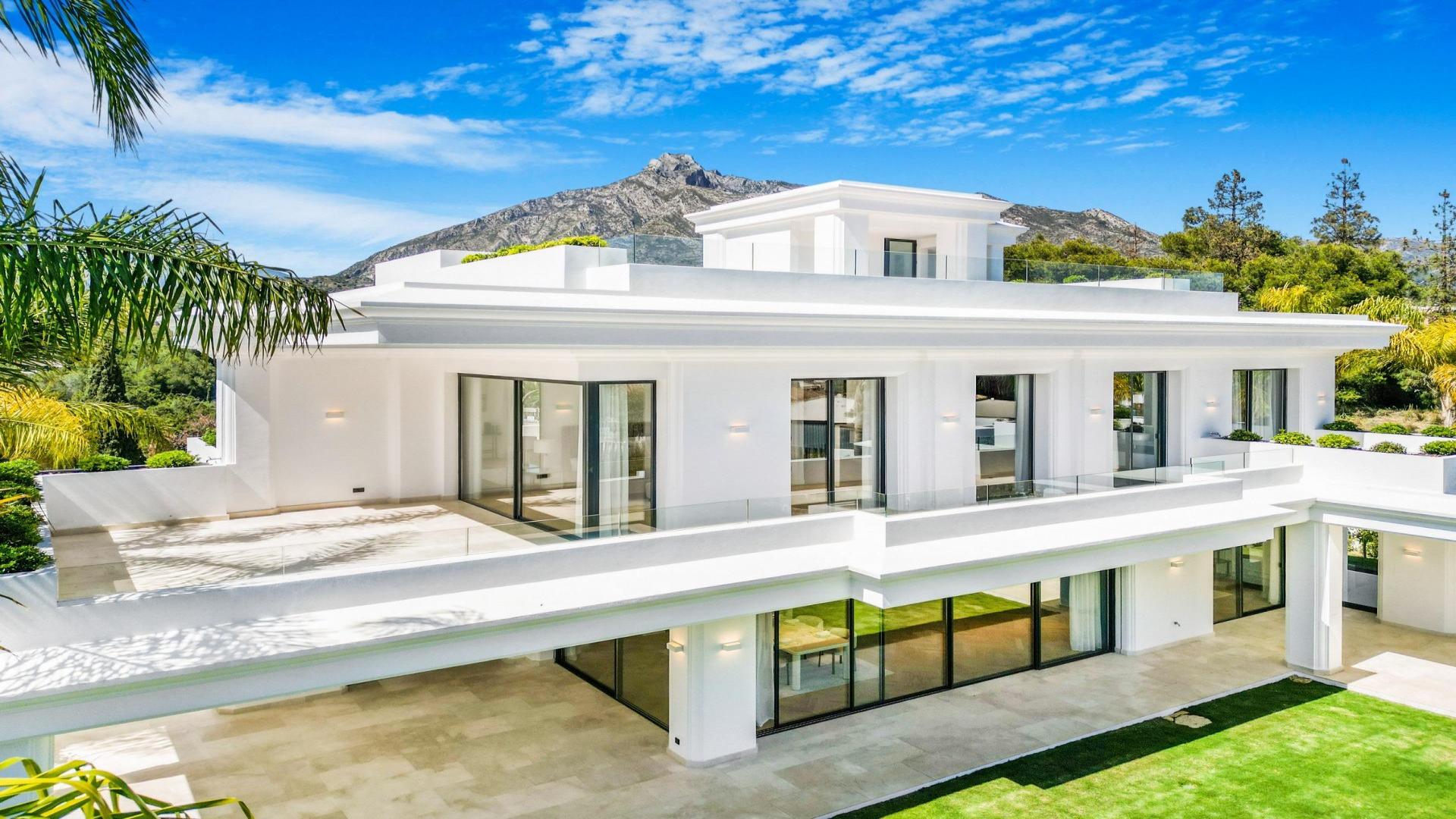 Luxury 6-bedroom villa with pool in Lomas de Marbella, Málaga, stunning mountain views