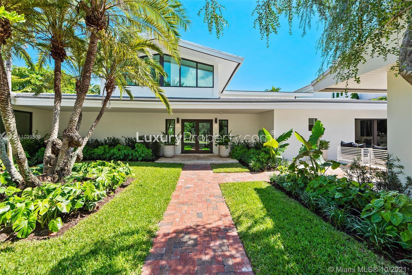 Outdoor patio of nine-bed condominium on 34 Star Island, Miami Beach for sale