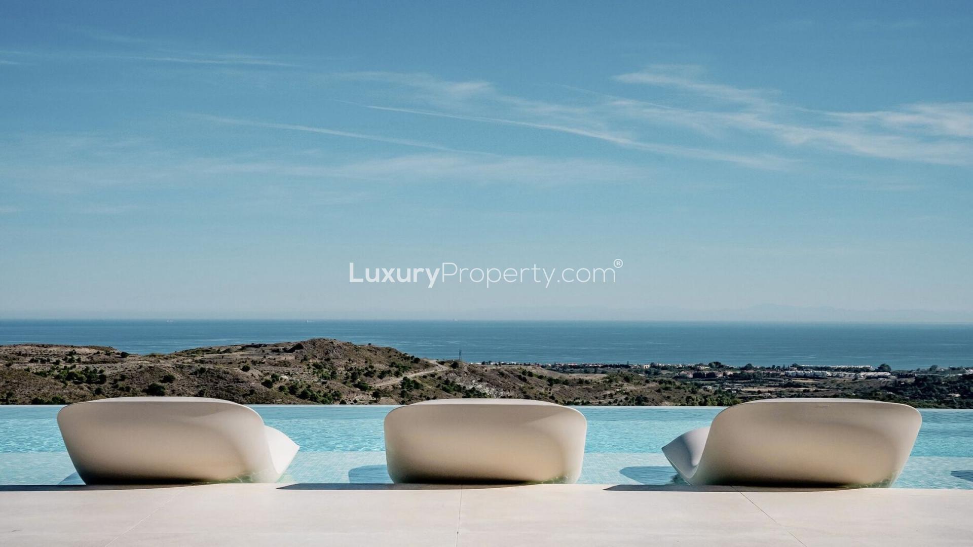 Detached villa in Benahavís with pool, modern design, and scenic mountain views