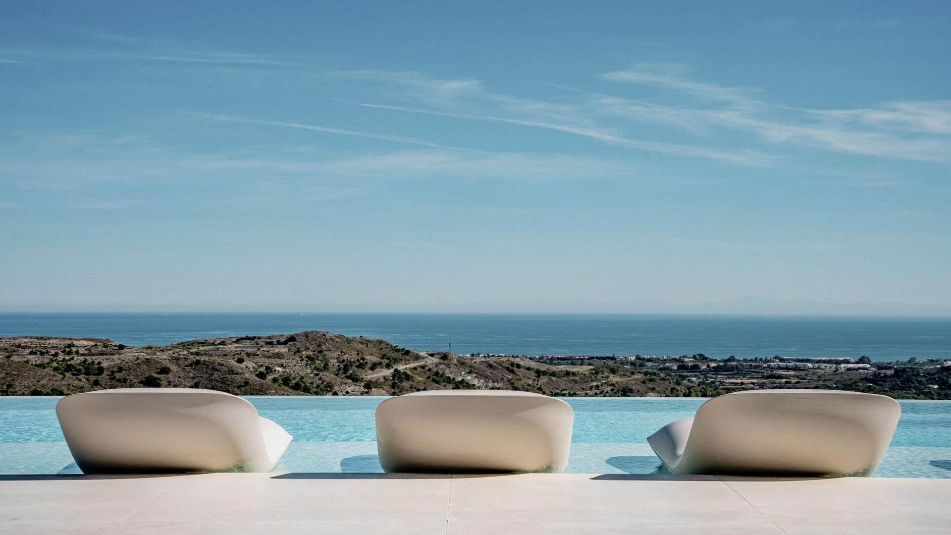 Detached villa in Benahavís with pool, modern design, and scenic mountain views