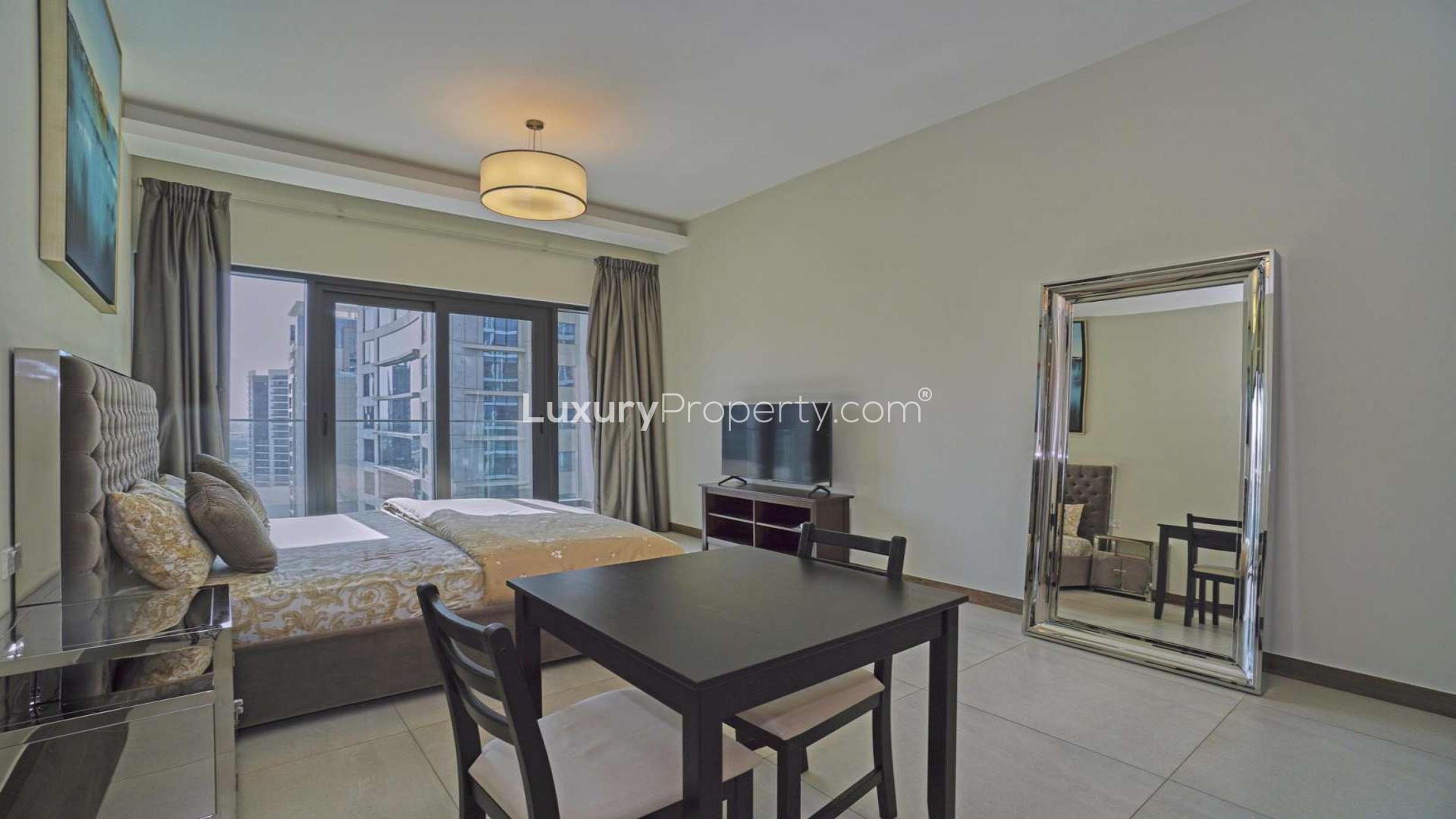 Sleek Business Bay studio kitchen with modern appliances, SOL Bay apartment for rent