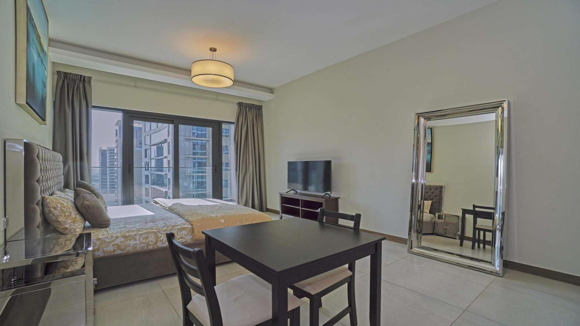 Sleek Business Bay studio kitchen with modern appliances, SOL Bay apartment for rent