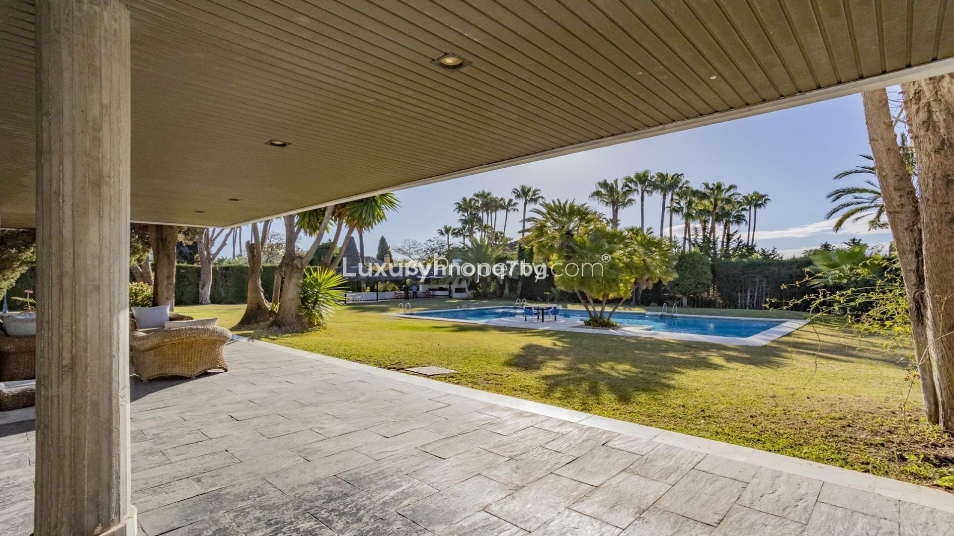 Elegant villa with pool and lush garden in Guadalmina Baja, Marbella, for sale