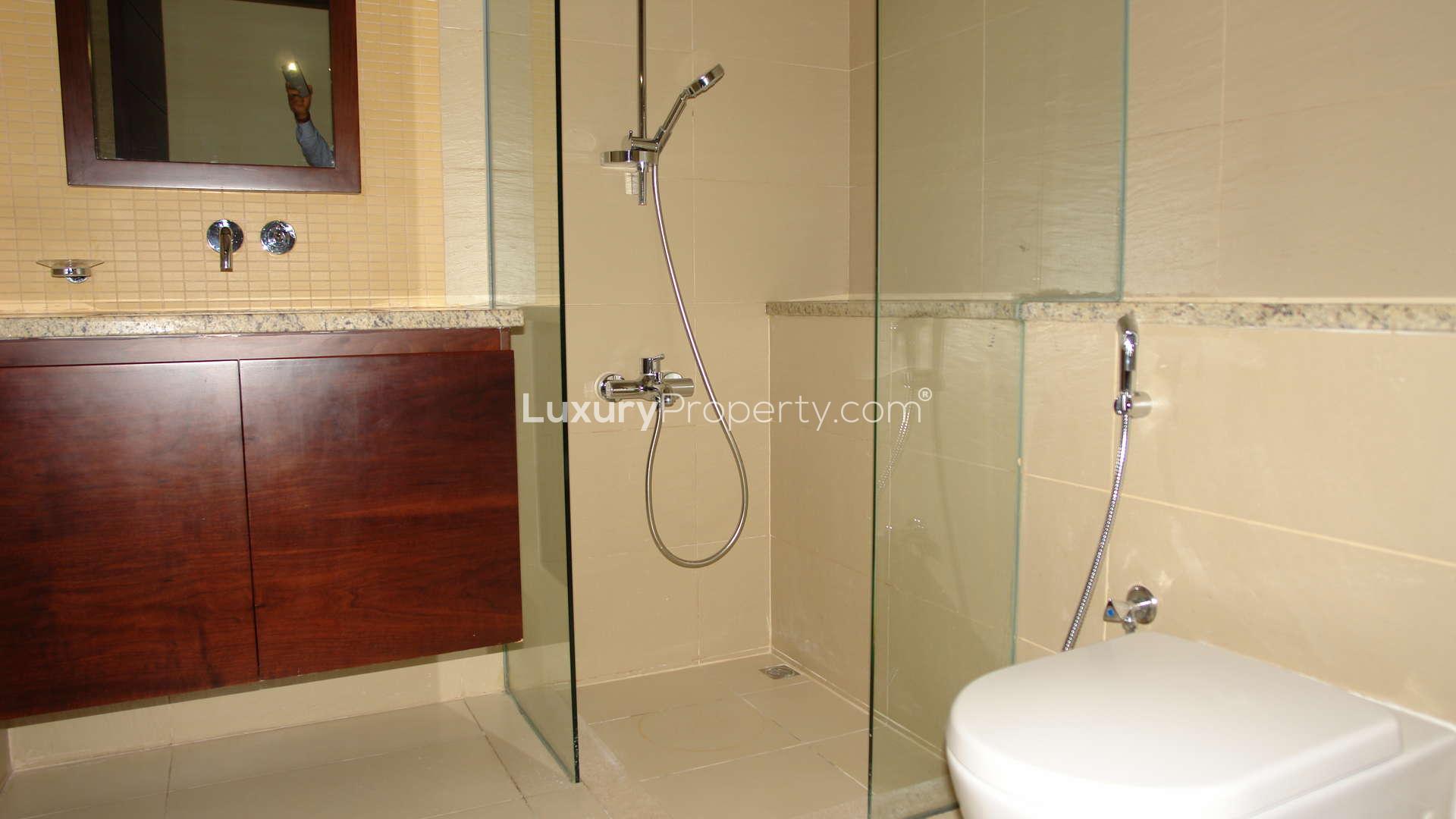 Spacious living area with large windows at Tiara Residence, Palm Jumeirah apartment