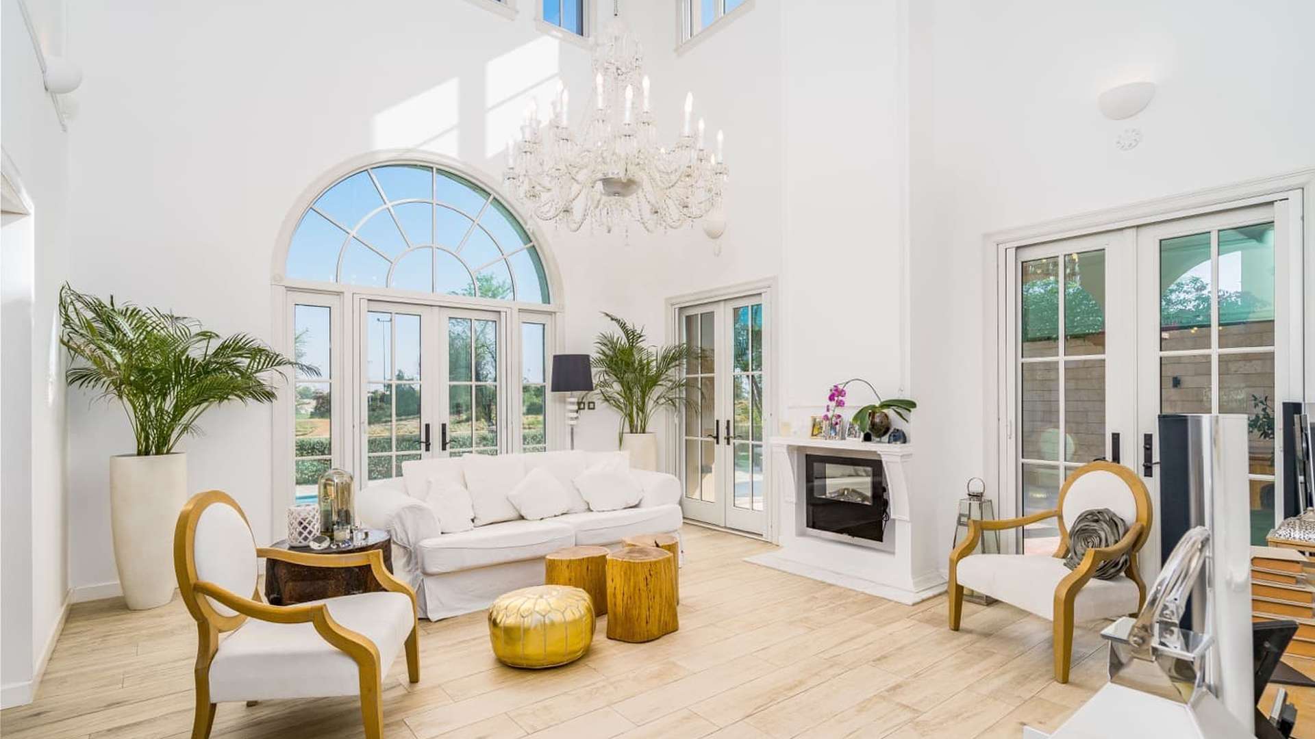 Luxurious bathroom with freestanding tub in Jumeirah Golf Estates villa for sale