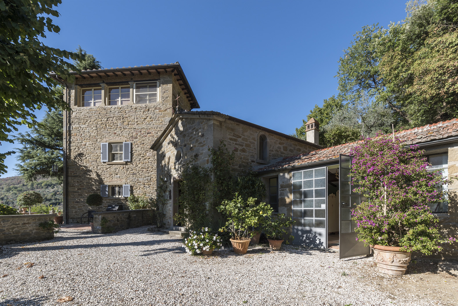 17th Century Italian villa exterior with lush garden in Arezzo's Villa Vita Bella community