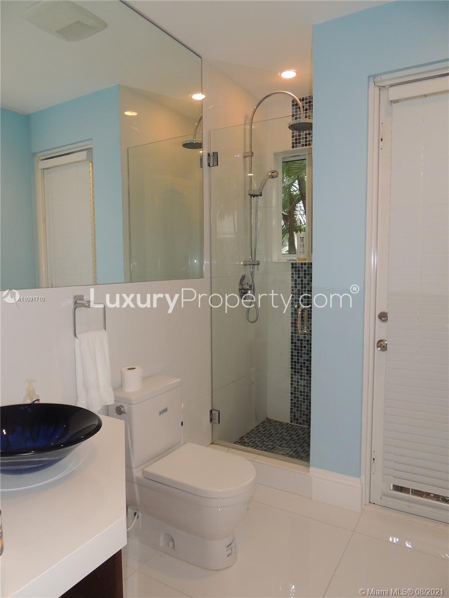 Modern bathroom with glass shower in three-bedroom apartment, Murjan 4, Jumeirah Beach Residence