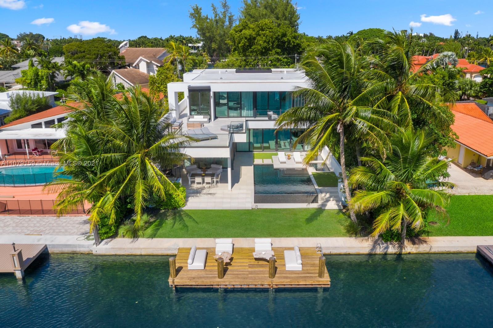 Waterfront 6-bed villa with pool and dock in Biscaya Island, Miami for sale