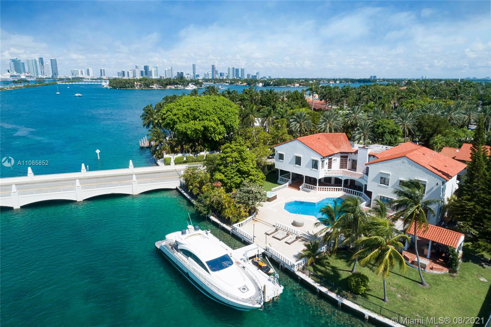 Exclusive waterfront villa with pool and yacht on Star Island, Miami Beach for sale
