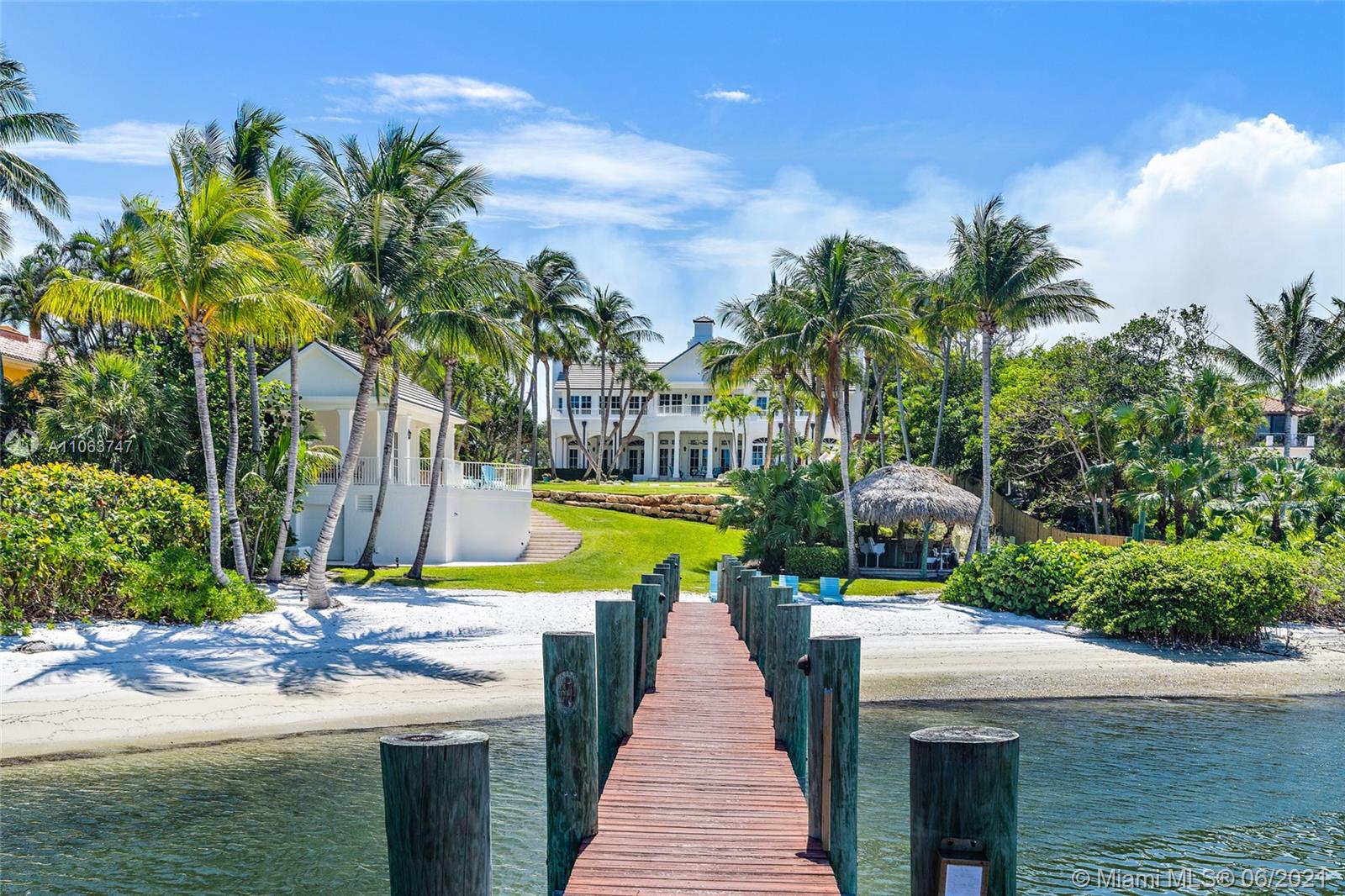 Luxurious Tequesta villa with private pool and waterfront view, 6 beds, Florida estate