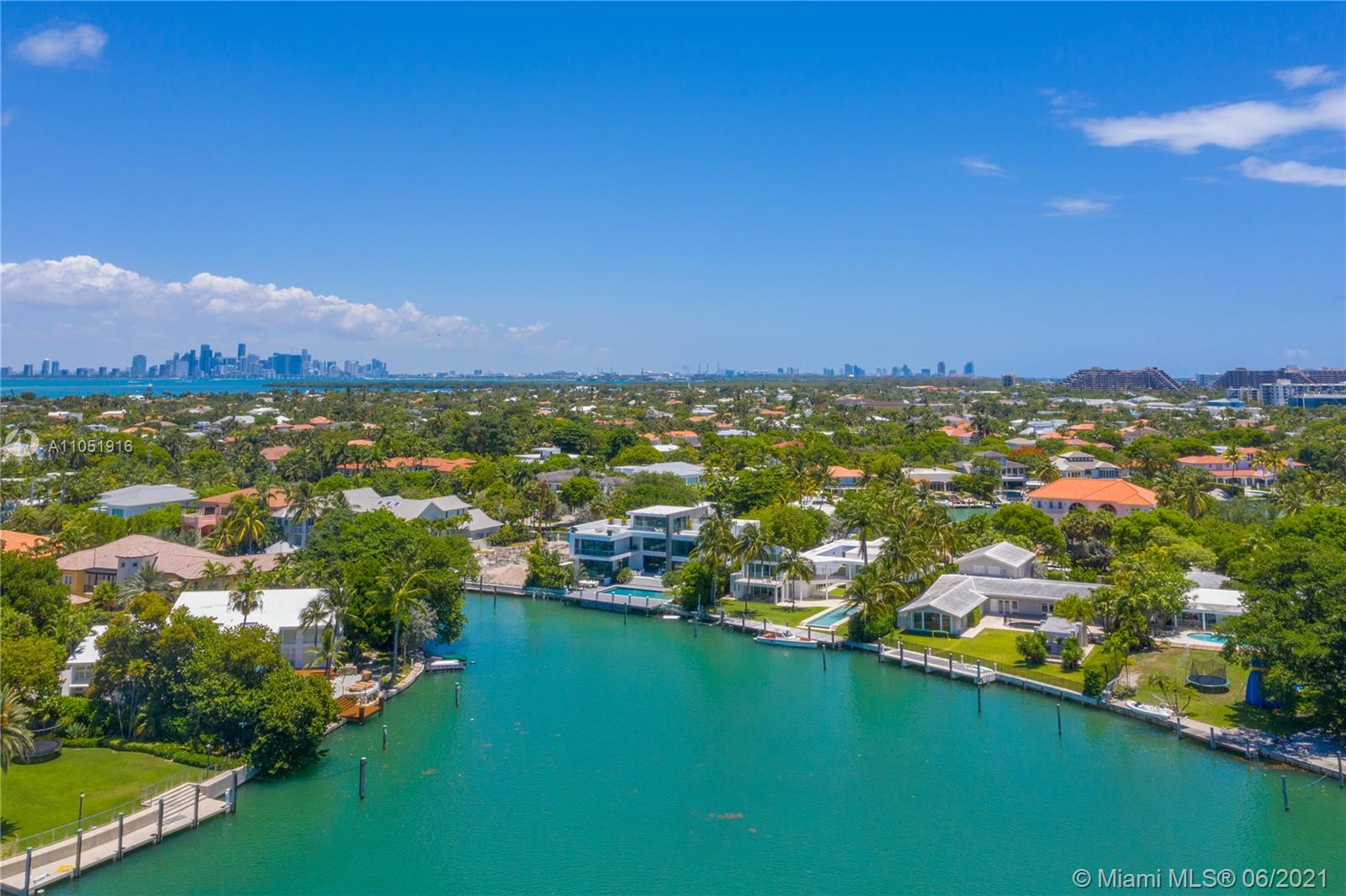 Luxurious six-bedroom villa with pool and lush garden in Key Biscayne, Miami