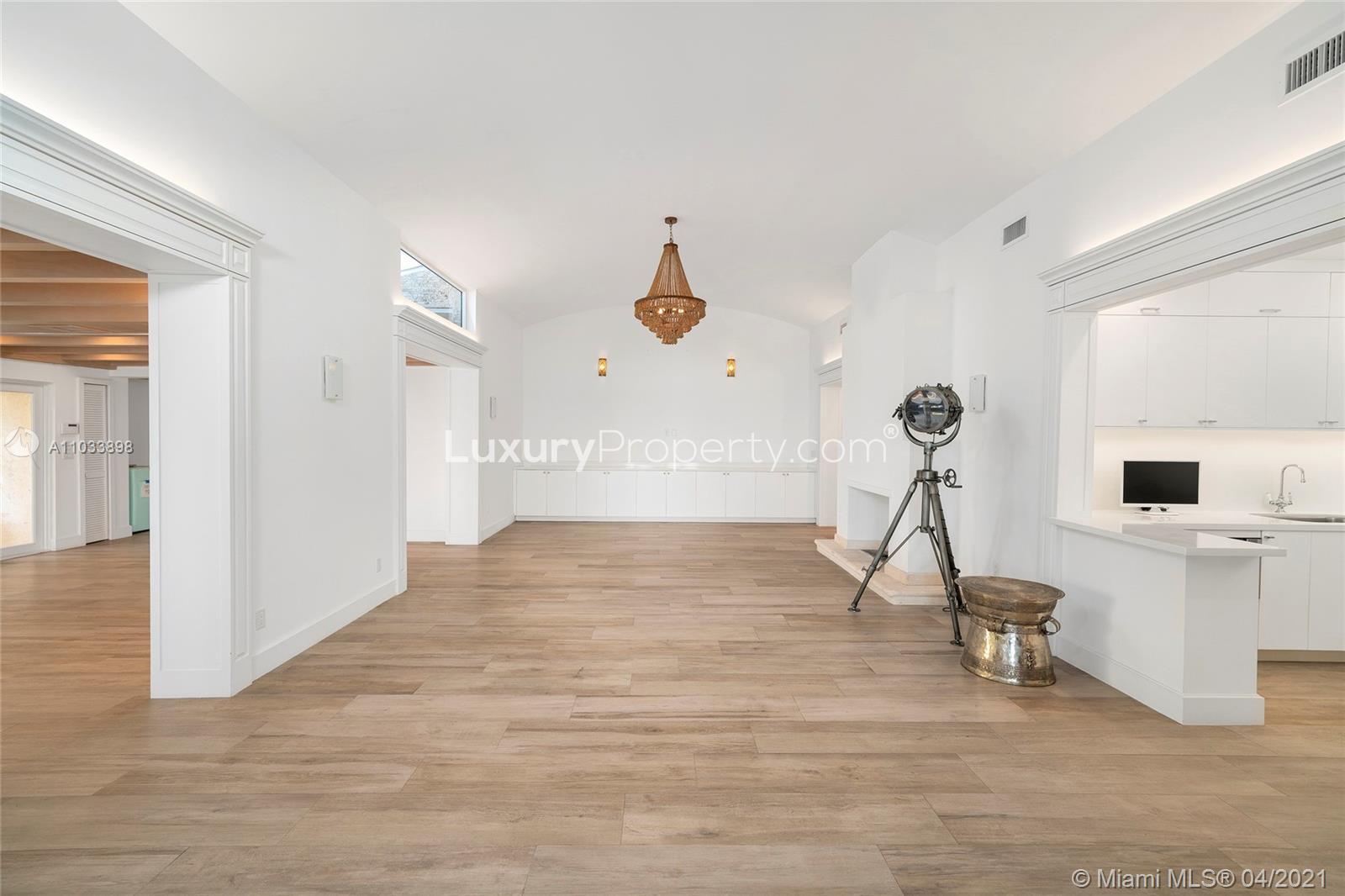 Modern laundry room with washer, dryer, and farmhouse sink in Miami Beach villa