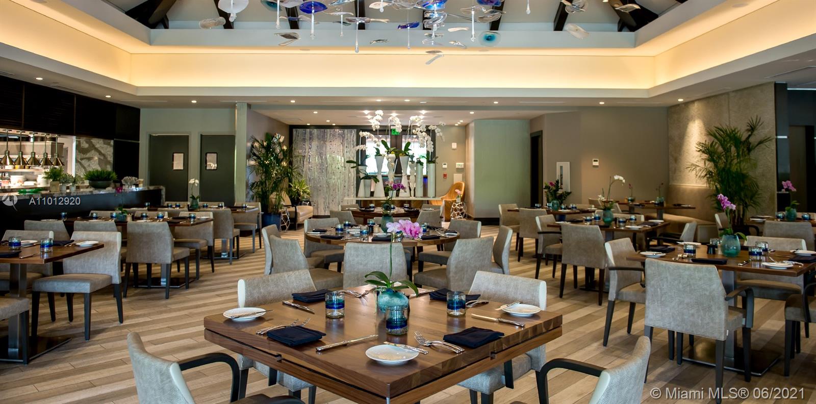 Luxurious outdoor dining area in five-bed penthouse, Williams Island, Aventura