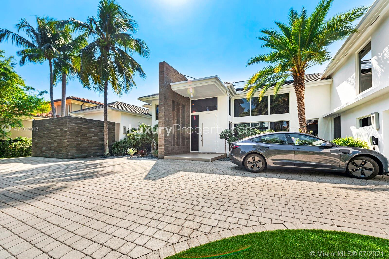 Luxurious six-bedroom villa with palm trees in Golden Beach, Florida, for sale