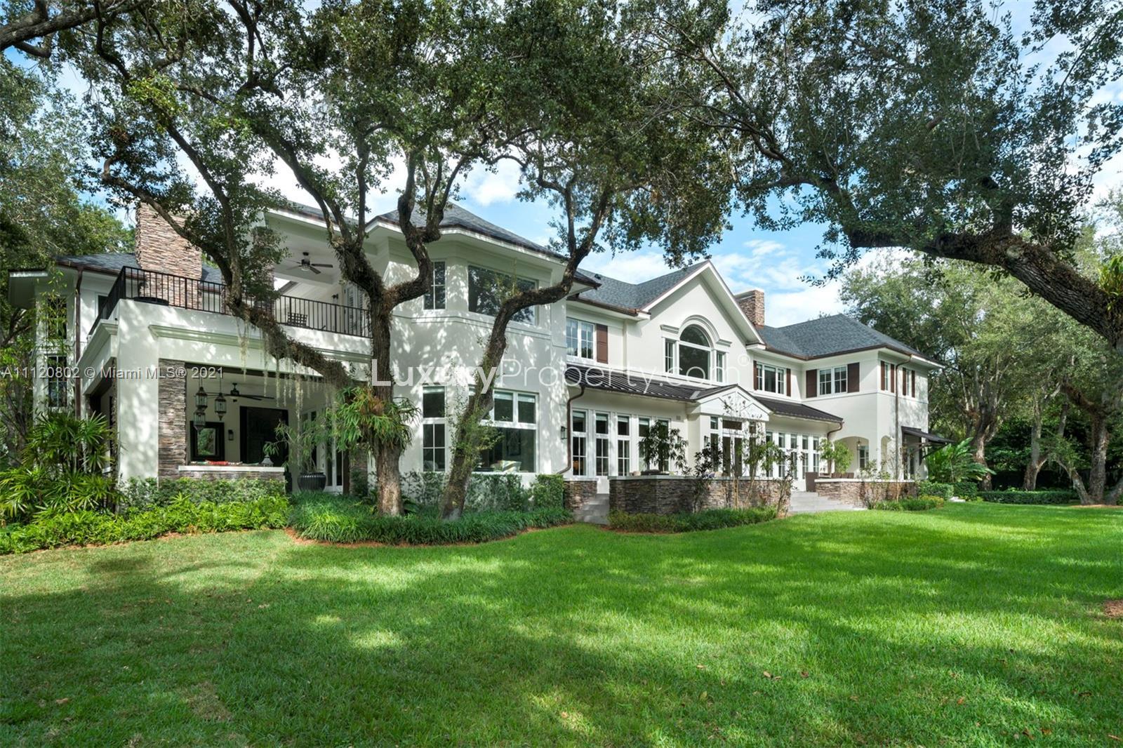 Villa for sale in Miami, Florida: elegant facade, spacious driveway, lush greenery