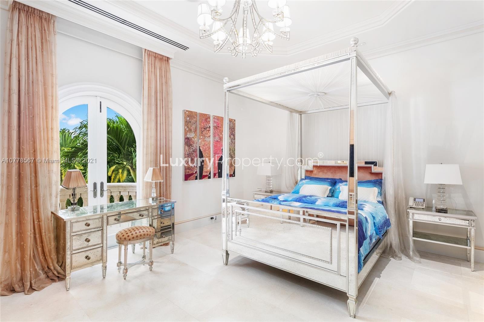 Luxurious 8-bedroom villa with pool and waterfront view in Bal Harbour, Miami, Florida