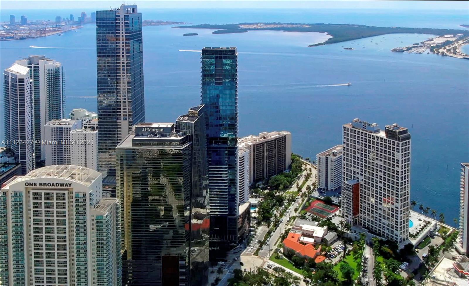 High floor Miami Beach penthouse with ocean view, 3-bedroom villa for sale