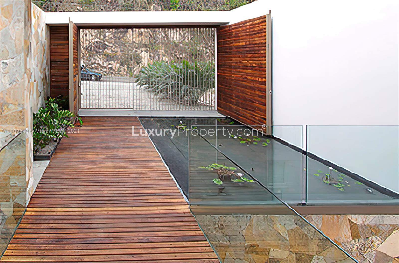 Luxurious open-air living space in Miami villa with modern design and natural light