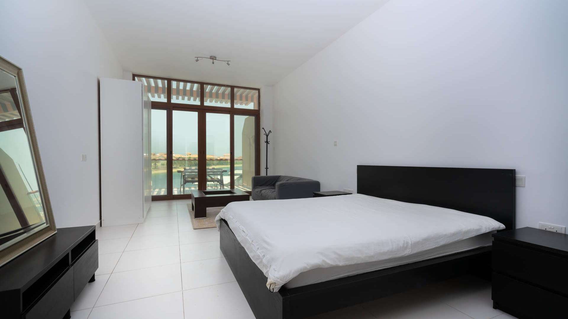 Stunning Palm Jumeirah studio apartment with waterfront view, modern furnishings, and ample natural light