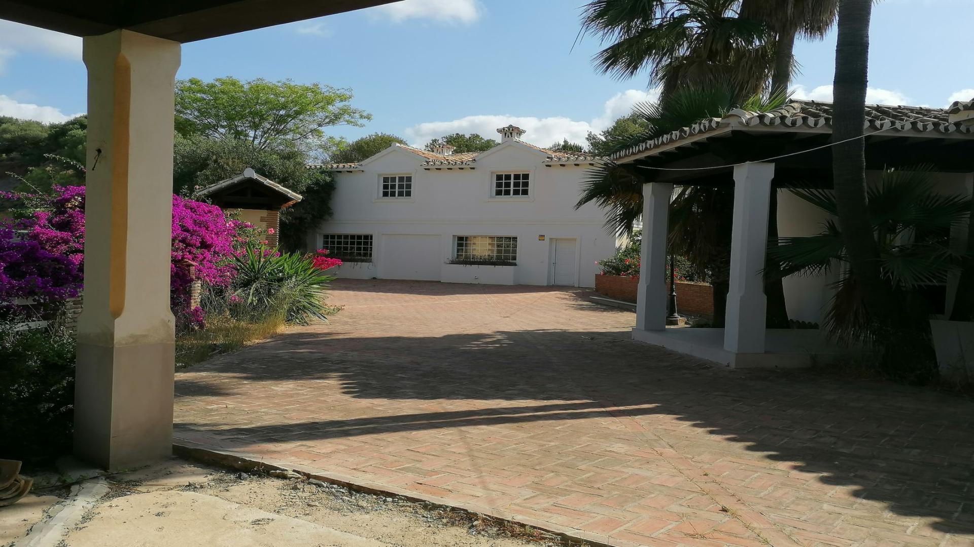 Exterior view of 8-bedroom villa for sale in La Quinta, Málaga