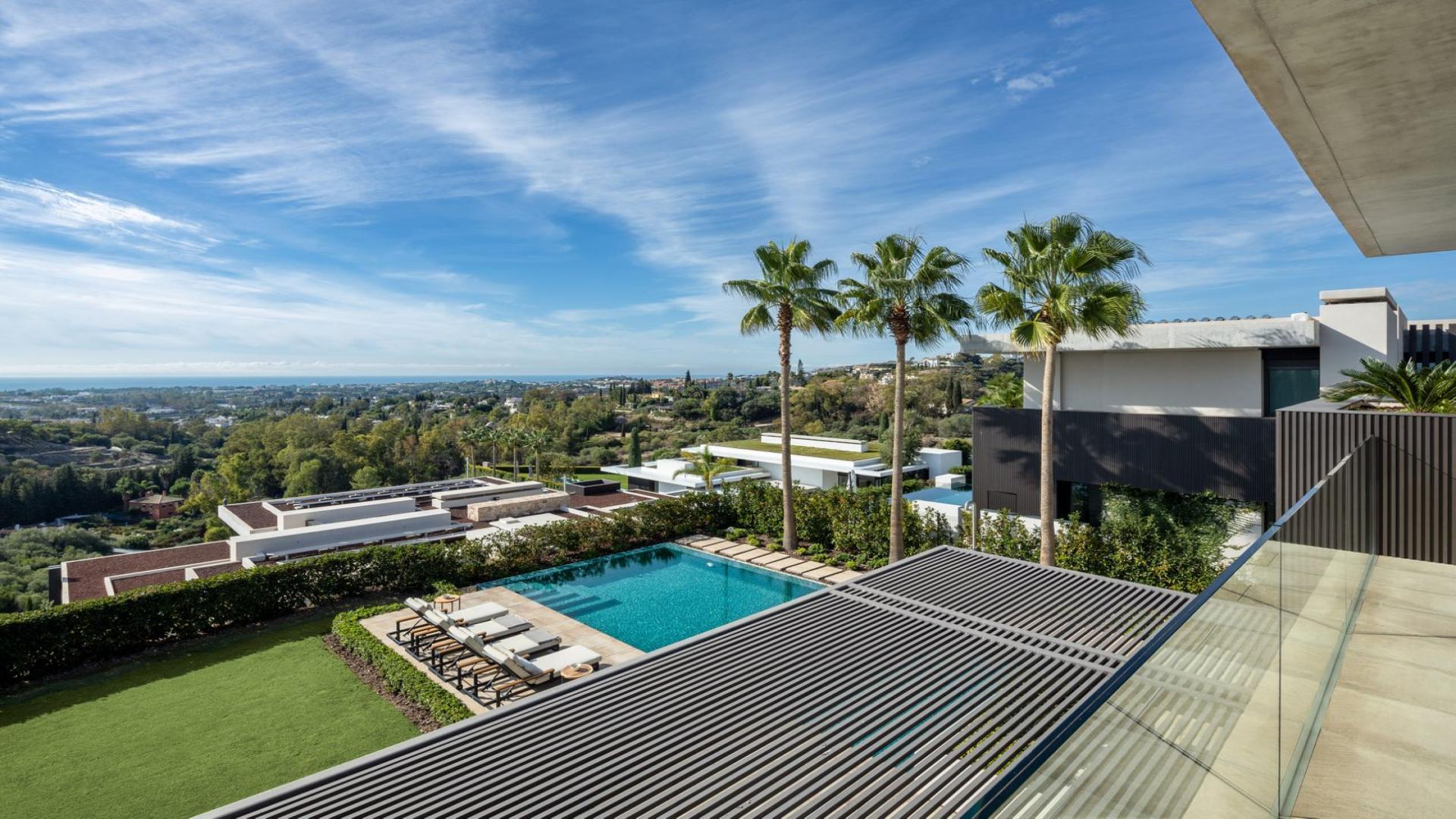 Luxury villa with pool and garden in La Quinta, Marbella for sale