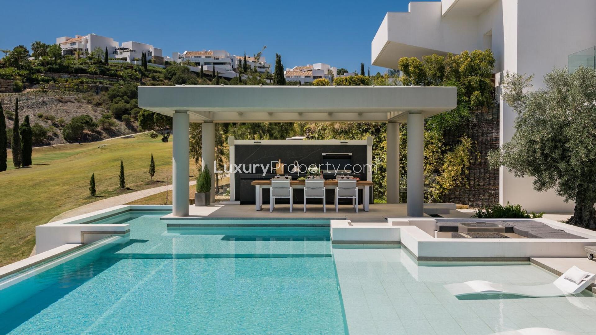 Luxurious Benahavís villa with infinity pool, spacious terrace, and stunning golf course views