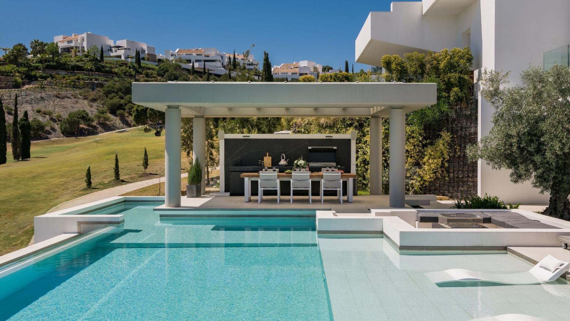 Luxurious Benahavís villa with infinity pool, spacious terrace, and stunning golf course views