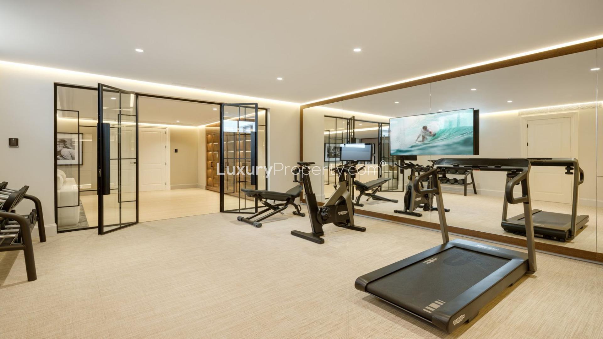 Luxurious kitchen and dining area in 6-bedroom villa, Cascada de Camoján, Marbella