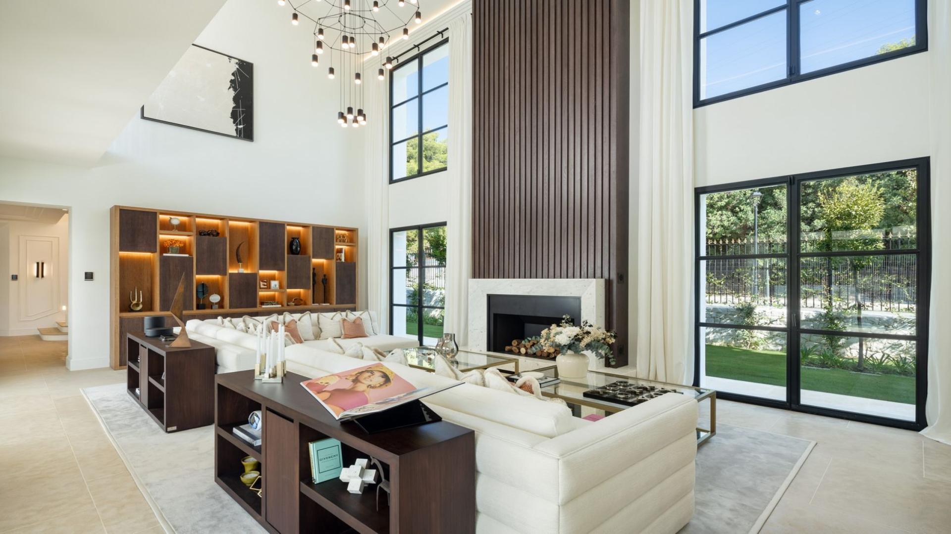 Luxurious 6-bedroom villa with pool in Cascada de Camoján, Marbella for sale