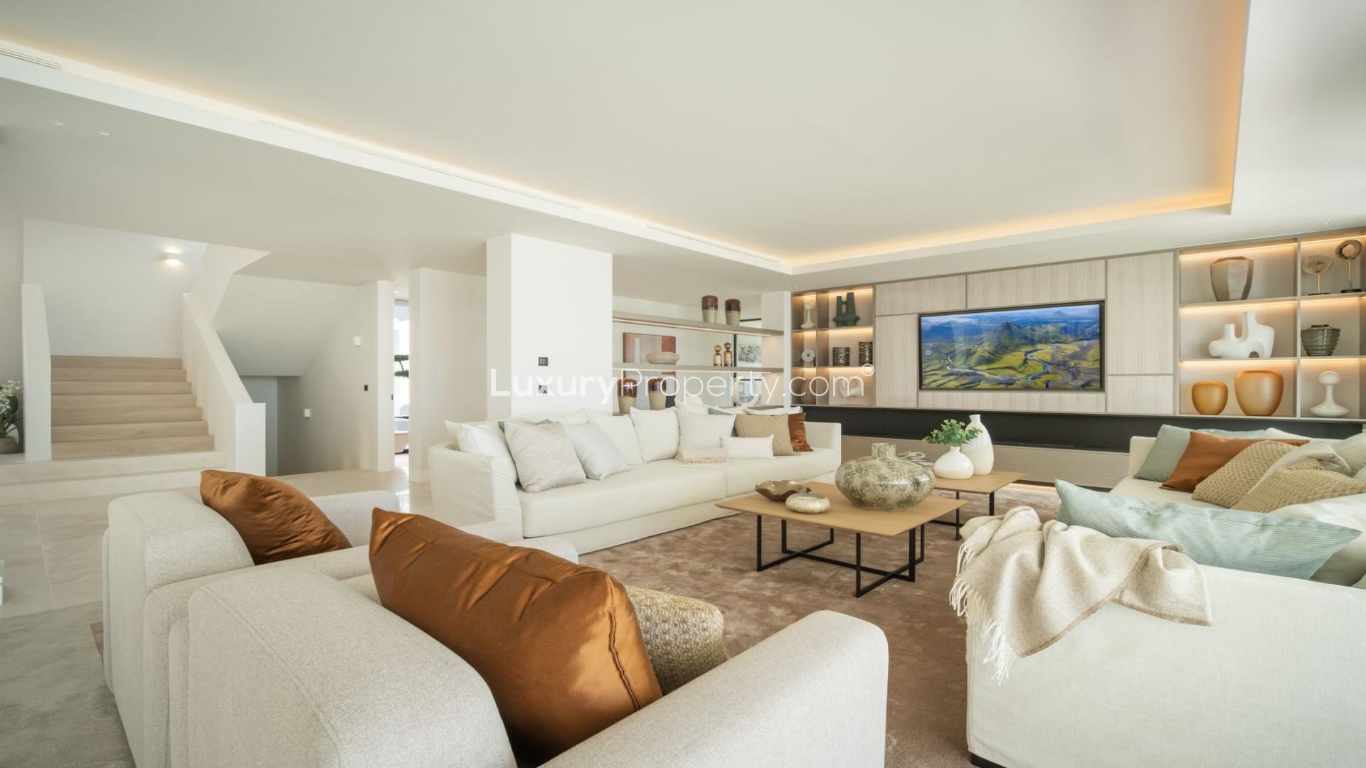 Elegant Mediterranean villa in Benahavis, Málaga, with stunning mountain views and spacious driveway