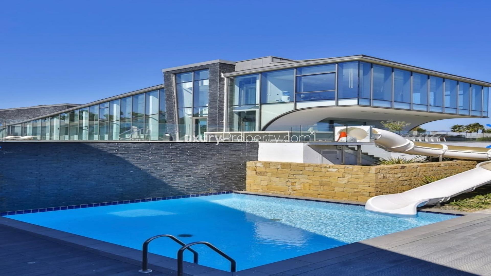 Luxurious Sotogrande villa with expansive pool, modern architecture, and spacious outdoor area